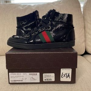 I am selling a authentic pair of Gucci Sneakers.